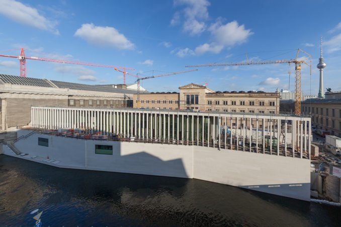 Die James-Simon-Galerie, im Hintergrund das Neue Museum (Dezember 2017). Die Aufrichtung der schlanken Stützen des Galeriebogens war Präzisionsarbeit. (c) BBR/ Fotograf Björn Schumann