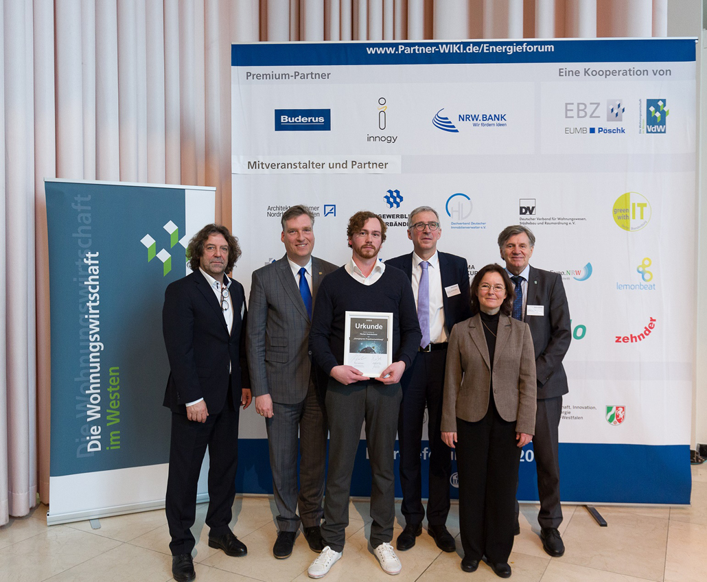 Florian Steinlechner, Absolvent des Masterstudiengangs Projektentwicklung der EBZ Business School und freier Architekt (Mitte) sowie die Podiumsgesprächsteilnehmer Jürgen Pöschk, Inhaber von Energie- und Umwelt-Managementberatung Pöschk, Dr. Sven-Joachim Otto, Partner Public Service PwC, Klaus Leuchtmann, EBZ-Vorstandsvorsitzender, Dr.-Ing. Ingrid Vogler, GdW-Referatsleiterin Energie, Technik, Normung, Ulrich Bimberg, Verbandspräsident des VdW Rheinland Westfalen (v.l.n.r.) (c) EBZ