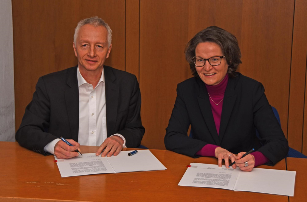 Foto: MHKBG NRW Bildunterschrift: Unterzeichnung der Zielvereinbarung: Bürgermeister Wolfgang Pieper und Ministerin Ina Scharrenbach (c) Landesregierug NRW
