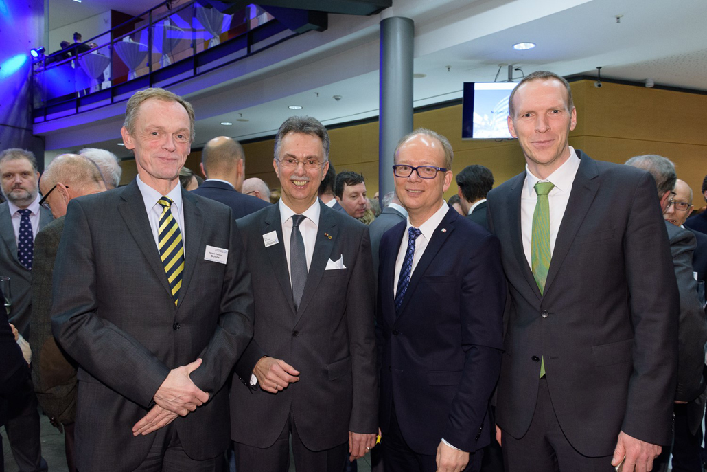 Kammerpräsident Ernst Uhing (2. v. l.) freute sich, den Präsidenten des NRW-Landtags André Kuper (2. v. r.) sowie die Staatssekretäre Dr. Jan Heinisch (r.) und Hendrik Clemens Schulte zu begrüßen. – Fotos: Thilo Saltmann