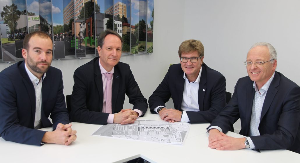 Partner im Projekt FlexQuartier (von links): Prof. Stefan Lechner, THM-Vizepräsident Prof. Olaf Berger, Matthias Funk (Stadtwerke Gießen) und Holger Hölscher (Stadtplanungsamt Gießen) (c) TH Mittelhessen/Armin Eikenberg