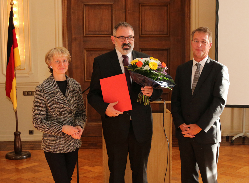 BBR-Präsidentin Petra Wesseler (links) und Baustaatssekretär Gunther Adler (rechts) bei der Ernennung von Dr. Markus Eltges zum Leiter des Bundesinstituts für Bau-, Stadt- und Raumforschung Quelle: Alexander Schürt, BBSR