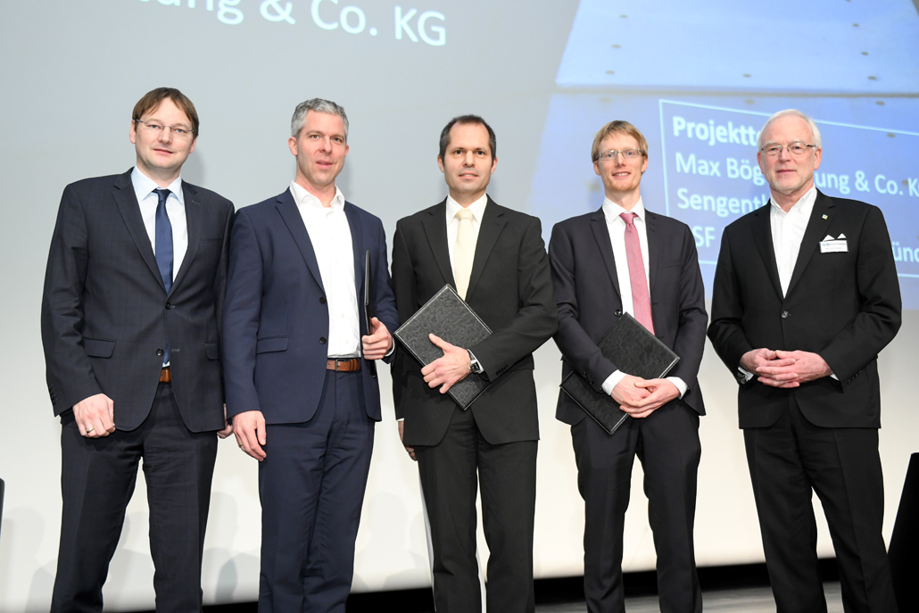 Die Sieger des Ingenieurbaupreises 2019. Von links nach rechts: Dr. Hans Reichhart, bayerischer Bauminister, Andreas Möller von der Konstruktionsgruppe Bauen AG (Platz 2), Martin Hierl von der Max Bögl Stiftung (Platz 1), Martin Wocher von MAWOtech (Platz 3), Prof. Dr. Norbert Gebbeken, Präsident der Bayerischen Ingenieurekammer-Bau © Tobias Hase.