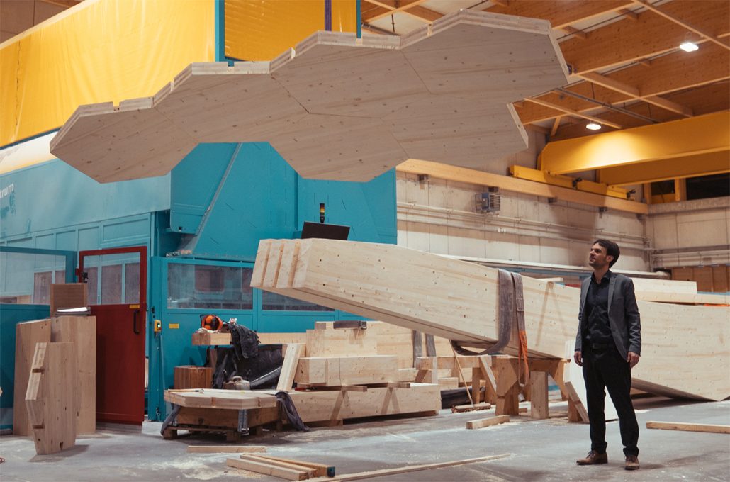 Der Kaiserslauterer Architekt Juniorprofessor Robeller bei der Produktion der Holzteile für die Kupp ... Foto: Felix Fahrenschon, Fa. Hundegger