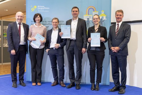 Preisträger der Kategorie Bürgermeister*innen von kleinen und mittelgroßen Gemeinden V.l.n.r.: Andreas Kuhlmann, Vorsitzender der dena-Geschäftsführung, Dr. Franziska Lietz, Benedict Rehbein, Andreas Franke, Monika Löber und Gunther Adler, Staatssekretär im Bundesministerium des Innern, für Bau und Heimat (c) BMI/Thomas Einberger