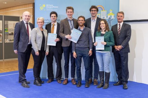 V.l.n.r.: Andreas Kuhlmann, Vorsitzender der dena-Geschäftsführung, Tanja Full, Andreas Schlereth, Robert Böhm, Sebastian Strohmaier, Jonas Klückers, Lisa Krüger und Gunther Adler, Staatssekretär im Bundesministerium des Innern, für Bau und Heimat. (c) BMI/Thomas Einberger