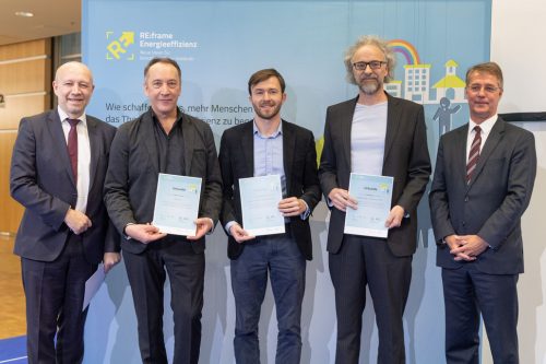 Preisträger der Kategorie Privateigentümer*innen von Einfamilienhäusern V.l.n.r.: Andreas Kuhlmann, Vorsitzender der dena-Geschäftsführung, Arthur Schmidt, Sebastian P. Seibert, Ralf Manke und Gunther Adler, Staatssekretär im Bundesministerium des Innern, für Bau und Heimat. (c) BMI/Thomas Einberger