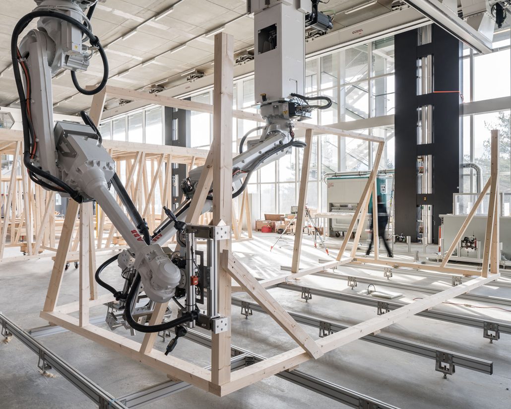 Die beiden kooperierenden Roboter positionieren die Holzbalken anhand des digitalen Modells präzise im Raum ohne zu kollidieren. Foto: NCCR Digital Fabrication / Roman Keller