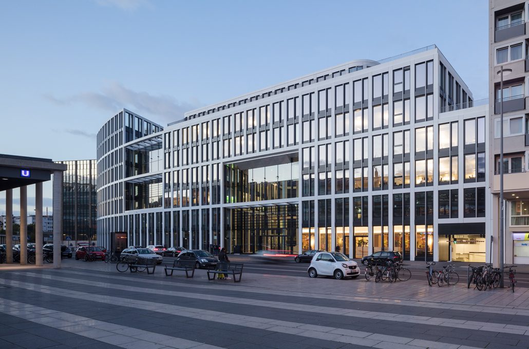 Der Haupteingang des Coeur Cologne, der sich als viergeschossiges Stadtfenster in das Fassadenraster einfügt und als glasüberdecktes Atrium in der Tiefe des Gebäudes fortsetzt. Foto: HGEsch, Hennef