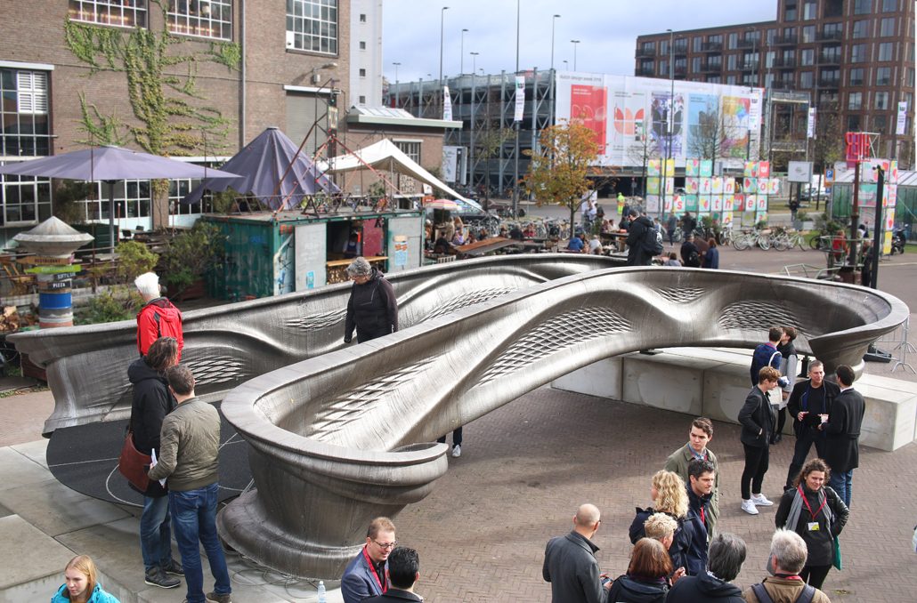 Interessierte besichtigen die innovative 3D-gedruckte Brücke in Amsterdam. Mit freundlicher Genehmigung von MX3D.