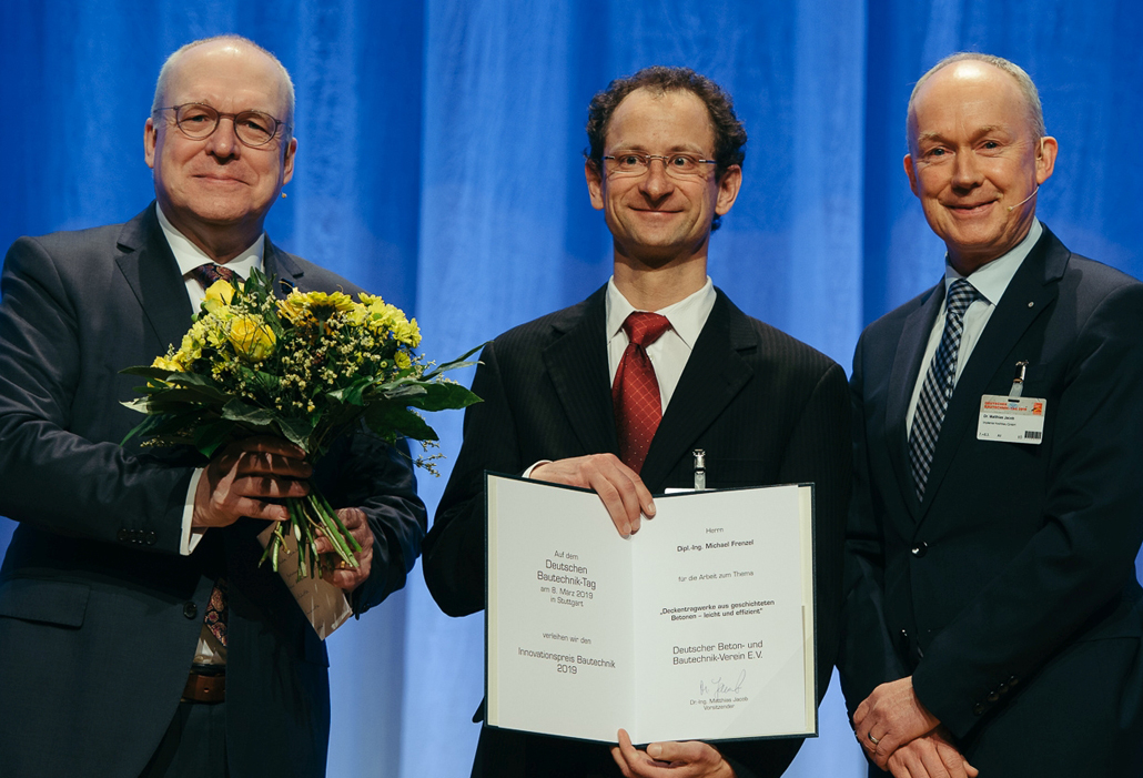 Der Gewinner des „Innovationspreis Bautechnik 2019“, Dipl.-Ing. Michael Frenzel, mit DBVVorsitzendem Dr. Jacob (rechts) und Vorsitzendem des Preisgerichts Professor Curbach (links) bei der Preisverleihung am 8. März 2019 in Stuttgart (c) DBV/Dariusz Misztal