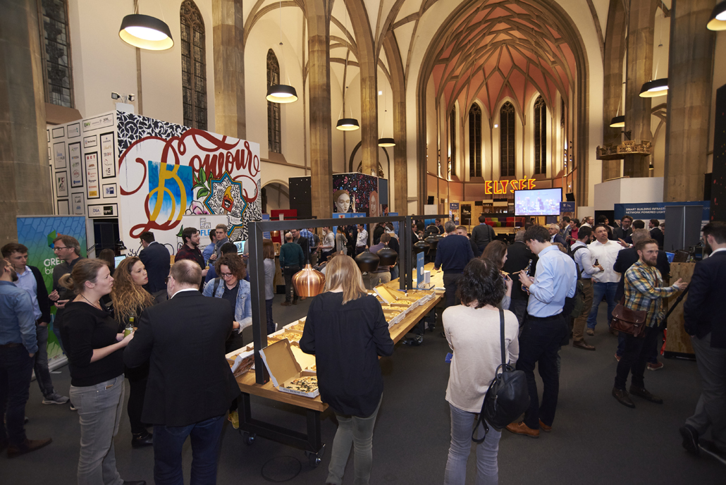 PropTech Startups, IT-Mittelstand und Teilnehmer tauschten sich in der digitalCHURCH intensiv zu digitalen Lösungen für die Bau- und Immobilienbranche aus. Foto: Sabine Schmidt, das-design-plus.de