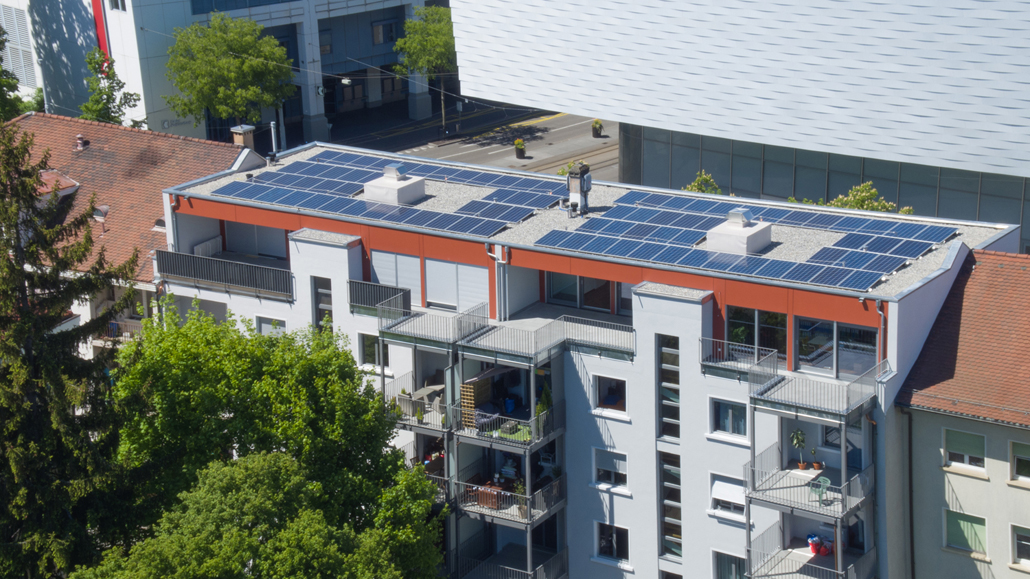 Gerade bei älteren Gebäuden lässt sich mit einer Aufstockung sogar der Energiebedarf des gesamten Hauses deutlich reduzieren. Foto: SchwörerHaus/J. Lippert