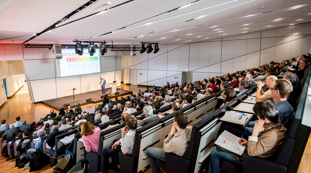 Trittschallschutz bei Treppen ist für Bauherren ein zunehmend wichtiges Thema. Im Schallschutzforum geht Dipl.-Ing. Lutz Schnabel auf die DIN 4109 und die bauakustische Prüf-Norm DIN 7396 von Trittschalldämmprodukten für Treppen ein. Er informiert das Fachpublikum über Planungsdetails und Verarbeitungshinweise. (Foto: Schöck Bauteile GmbH