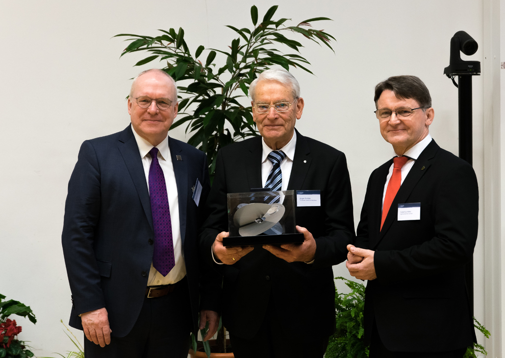 Ingenieurkammer Sachsen zeichnet Prof. Dr.-Ing. Jürgen Stritzke mit der Wackerbarth-Medaille aus. v.l.: Prof. Curbach, Prof. Stritzke, Prof. Milke (c) Ingenieurkammer Sachsen