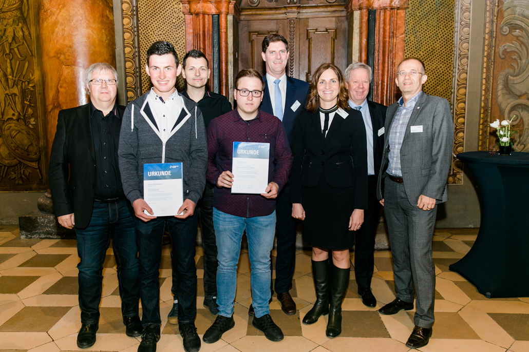 v.l.: Ausbilder Bernd Amann, Franz Korzendorfer, Ausbilder Martin Veigl, Lukas Ohlinger, BBIV-Vizepräsident Johann Bögl, Susanna Merkl, Leiterin Markgraf-Unternehmenskommunikation, BBIV-Präsident Josef Geiger, Markgraf-Geschäftsführer Thomas Löw. © Daniel Schwaiger, BBIV