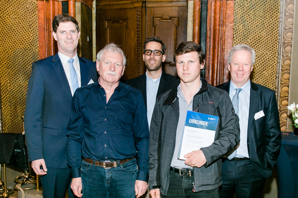 v.l.: BBIV-Vizepräsident Johann Bögl, Ausbilder Ludwig Biller, Firmenchef Thomas Donhauser, Thomas Rupprecht, BBIV-Präsident Josef Geiger. © Daniel Schwaiger, BBIV