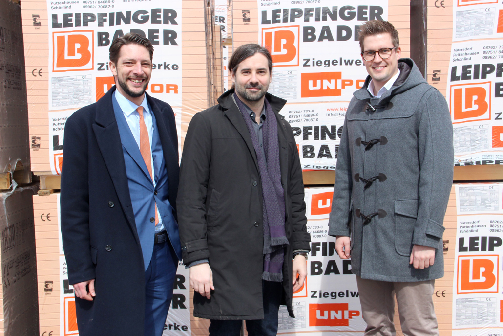 LB-Marketingleiter Michael Mayr (rechts) gab Sebastian Körber (Mitte), Vorsitzender des Bauausschusses im Landtag, und Norbert Hoffmann, Generalsekretär der Bayern-FDP, einen Einblick in die moderne Ziegelproduktion. (c) Leipfinger-Bader Ziegelwerke