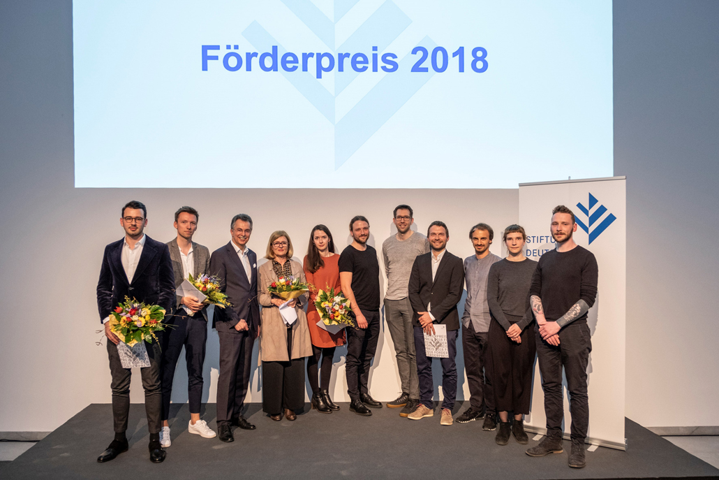 Verleihung des Förderpreis 2018 der Stiftung Deutscher Architekten: Die strahlenden Preisträgerinnen und Preisträger mit Ernst Uhing (AKNW-Präsident und Vorstandsvorsitzender der Stiftung, 3. v. l.) und Judith Kusch (Juryvorsitzende, 4. v. l.) - Foto: Detlef Podehl, Dortmund