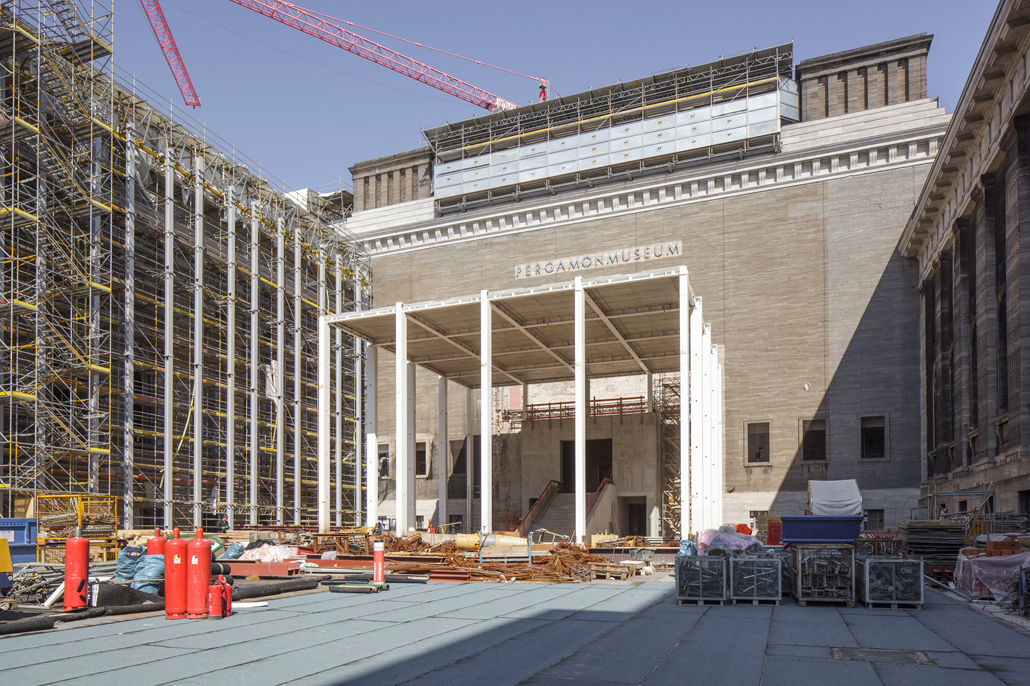 Der im Rohbau fertiggestellt Tempietto dient künftig als zentral gelegener Zugang zum Pergamonmuseum. Quelle: BBR / Peter Thieme