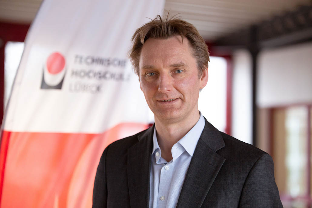 Dirk Schwede wurde 2013, 2016 und neu für 2022 für jeweils drei Jahre in die Kommission für Nachhaltiges Bauen des deutschen Umweltbundesamtes (UBA KNBau) berufen.