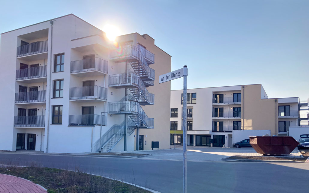 Aufgeteilt auf zwei nachhaltige Häuser sind 35 betreute Wohnungen und 28 Service-Wohnungen in Weyhausen entstanden. Bildcredit: Carestone Group GmbH