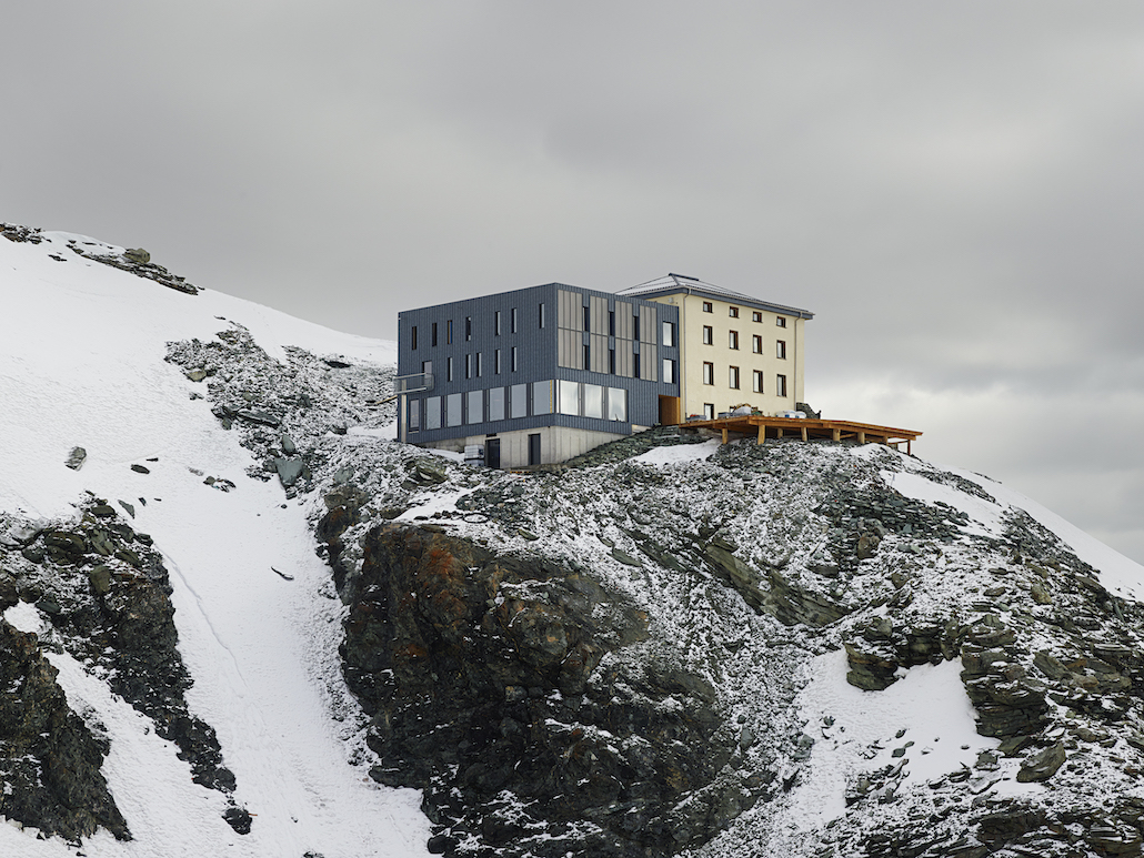 Mit Schöck Sconnex gelang es, die Wärmeabgabe aus der Hörnlihütte am Matterhorn in den Baugrund auf ein Minimum zu reduzieren. Foto: Photographie Michel Bonvin