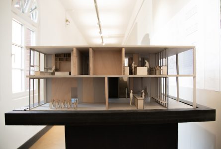 Eine flexible Raumtrennung durch Holztafelbauwände und ein Möbelsystem, welches die verschiedenen Räume gut ausnutzt: Nachhaltigkeit ist für Lea Maatmann und Antonia Dreisewerd ein wichtiger Aspekt. Betonstützen und Betonkern als Tragstruktur ermöglichen unkompliziert die Umnutzung von Räumen. (Foto: FH Münster/Anne Holtkötter)