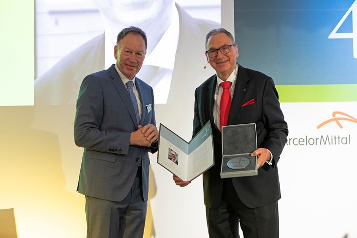 Mit der Auszeichnung des Deutschen Stahlbaues 2020 wurde Prof. Peter Schaumann für sein Lebenswerk geehrt. © DSTV