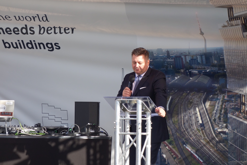 Das Richtfest wurde im Beisein von Andreas Geisel, Berlins Senator für Stadtentwicklung, Bauen und Wohnen, gefeiert