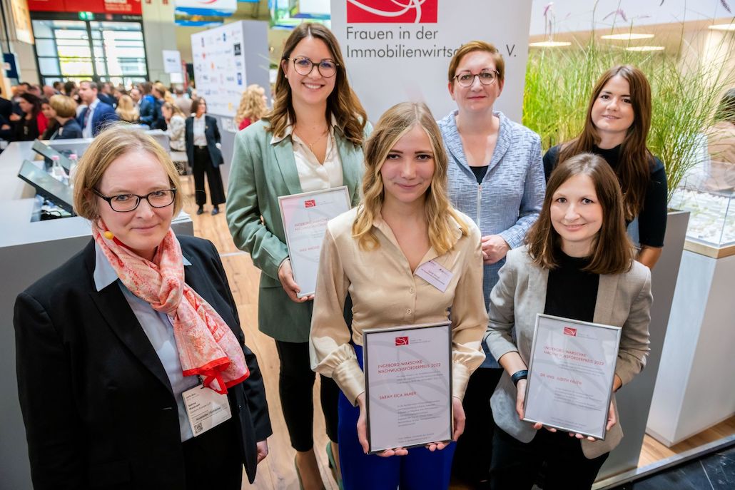 Immofrauen zeichnen Absolventinnen mit Ingeborg-Warschke-Nachwuchsförderpreis aus