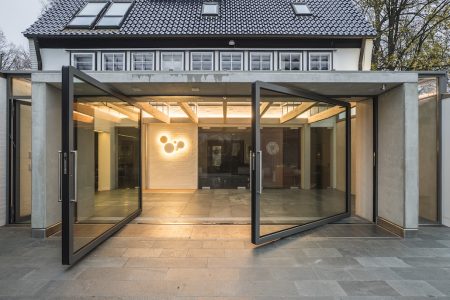 Mit den TWIN-PIVOT von air-lux lassen sich mit beliebigen Türstellungen nach innen und aussen unterschiedliche Licht- und variable Raumsituationen schaffen. (c) Air-Lux Technik AG