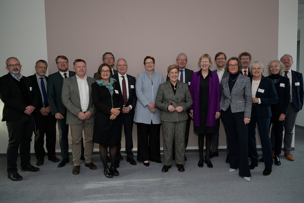 Am 25. November 2022 hat die Konferenz der für Städtebau-, Bau- und Wohnungswesen zuständigen Ministerinnen und Minister und Senatorinnen und Senatoren der Länder im Deutschen Institut für Bautechnik in Berlin stattgefunden.