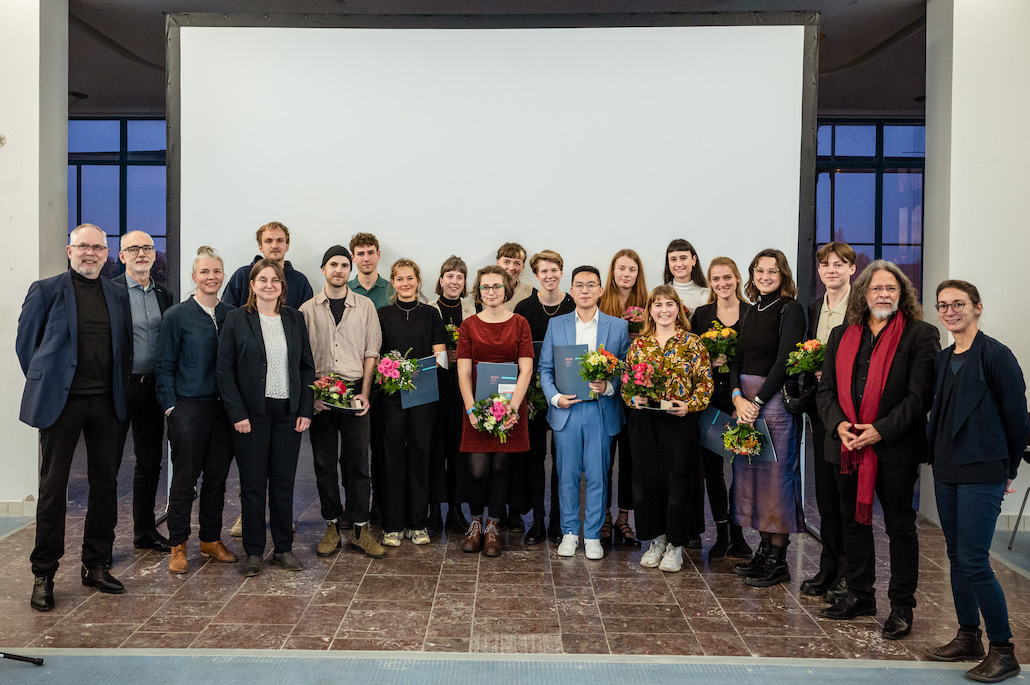Die Preisträger*innen freuen sich mit Jurymitgliedern und Studiengangsleiter*innen über ihre Erfolge. Foto: Thomas Müller