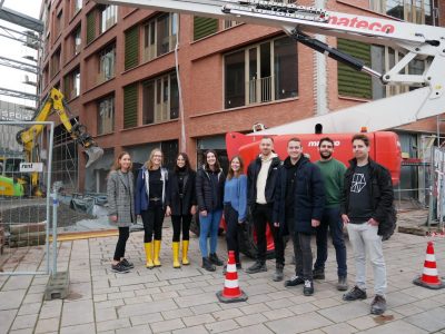 Baustellenbesichtigung des Quartiers Q8 im Neckarpark, Bad Cannstatt. V.l.: Clara Marx, Daria Albus, Laura Schill, Sina Ziegler, Eva Sauer, Lennart Gees, Tim Ruhstorfer, Oliver Jonitz und Timo Czarnecki. Bildnachweis: Deutschland baut! e.V.