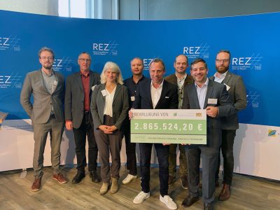 Symbolische Scheckübergabe des bayerischen Staatsministers für Umwelt und Verbraucherschutz Thorsten Glauber (4. v. r.), Projektleiter GIPScycle Prof. Dr. Jan Schmitt (5. v. r.) (c) Ressourceneffizienz-Zentrum Bayern (REZ)