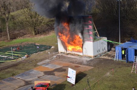 Bestandteil des Forschungsprojektes TIMpuls waren auch Realbrandversuche, an denen Entflammbarkeit und Feuerverhalten von Holzwerkstoffen untersucht wurde. Das Bild entstand beim dritten Realbrandversuch nach 38 Minuten Feuer in einem Versuchsraum mit teils unverkleideten Holzwänden. Bild: TUM/Christoph Kurzer