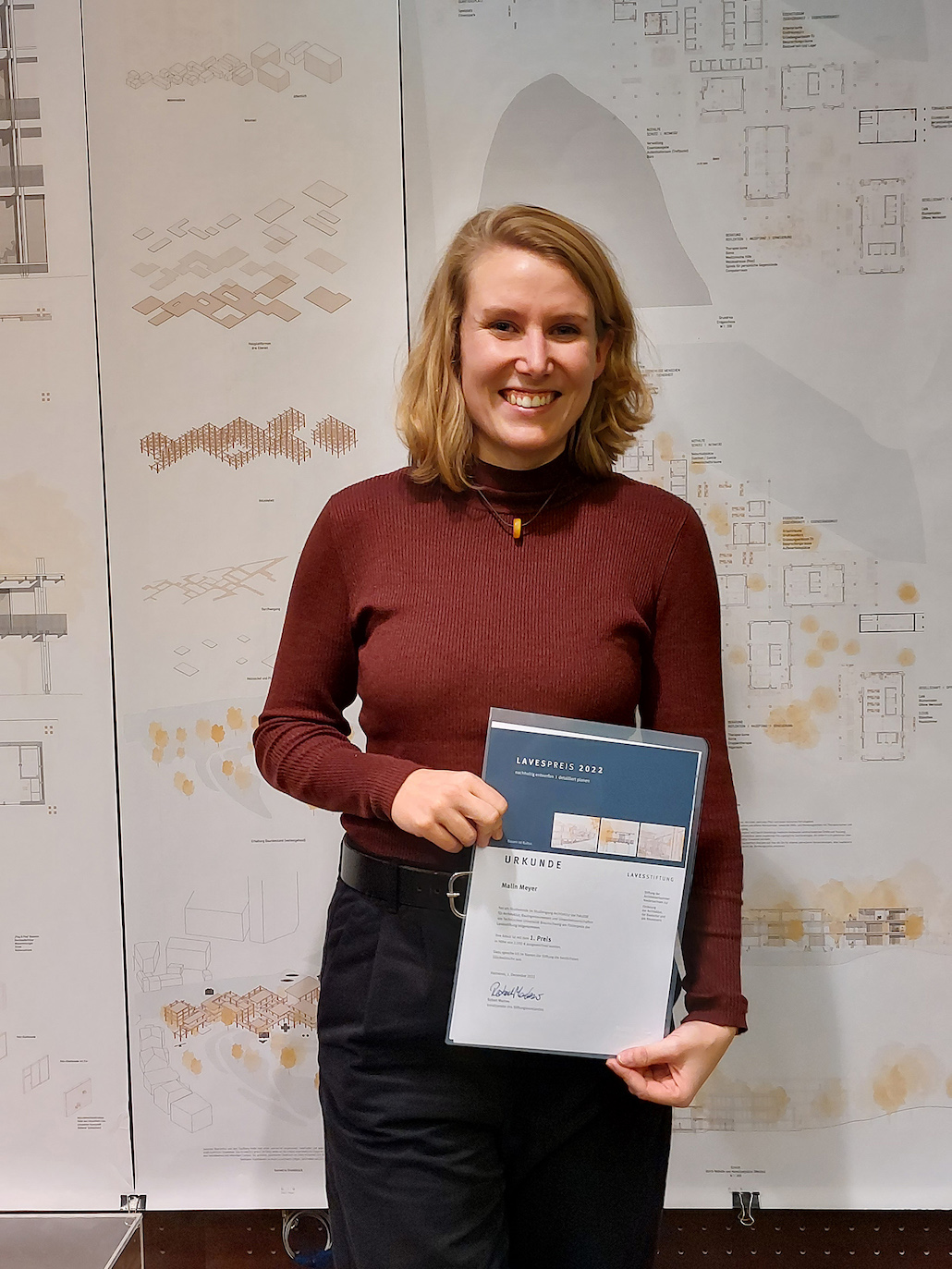 Architektur-Absolventin Malin Meyer freut sich über den Lavespreis. Bildnachweis: Heiko Jacobs/TU Braunschweig