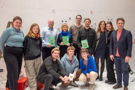 Freuen sich über den druckfrischen Plätzchenatlas: die studentischen Redakteur*innen, Herausgeber Almar de Ruiter (hinten, 3. v. l.), Verlegerin Ilka Ruby vom Ruby Press Verlag (hinten, 4. v. l.), FH-Vizepräsident Carsten Schröder (hinten, Mitte) sowie Seminarleiter und Herausgeber Prof. Joachim Schultz-Granberg (r.). (Foto: FH Münster/Michelle Liedtke)