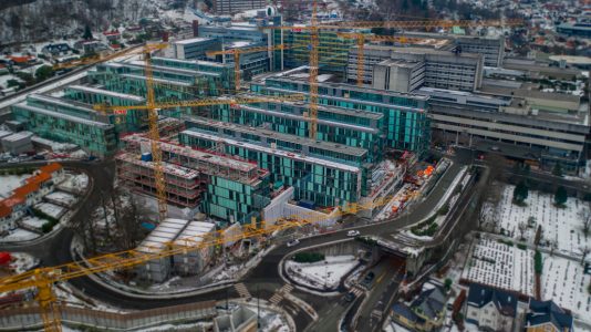 Das Krankenhaus Glasblokkene Trinn 2 in Bergen entsteht mithilfe eines digitalen Zwillings. Bildquelle: Healthcare Bergen