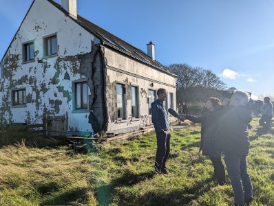 Vor Ort in Irland: Empa-Forscher Andreas Leemann steht den Medien Rede und Antwort zu den Forschungsresultaten der Empa. Bild: Paul Dunlop/Ulster University