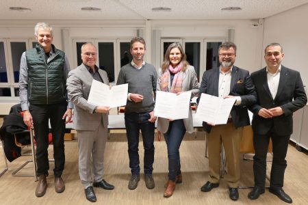 Prof. Günther Schall der TH Lübeck; Thorsten Freiberg, Vorsitzender Baugewerbeverband S-H; Erik Preuß, Muriel Helbig, Georg Schareck und der Prodekan des Fachbereichs Bauwesen Prof. Walter Sharmak präsentieren gemeinsam den Vertrag für die neue Holzbauprofessur. Foto: TH Lübeck