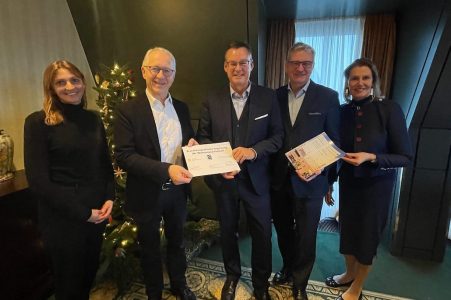 Stephanie Kopp (DNK), Dr. Werner Schnappauf (RNE), Axel Gedaschko (GdW), Christoph Beck (degewo) und Ingeborg Esser (GdW) (v. l.); Foto: GdW)