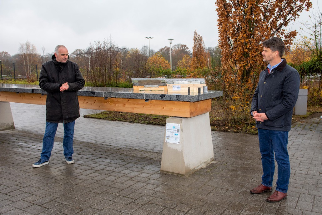 Die beiden Projektleiter Prof. Dr. Andreas Laubach (links) und Prof. Tim Göckel stellten die Vorzüge des Holz-Granit-Verbundträgers vor. (c) Christiane Gandner / Hochschule Koblenz