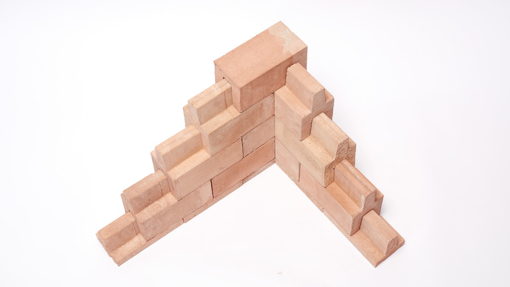 Die Produktdesignerin entwickelte ein Trockenstapelsystem für Mauersteine bei dem komplett auf Mörtel verzichtet werden kann. (c) Maren Klamser / Bauhaus-Universität Weimar