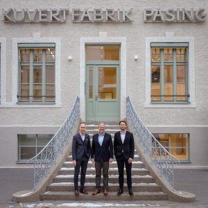 Fertigstellung der historischen Kuvertfabrik in Pasing mit Christian Schulz (Bauwerk), Michael Rubenbauer (Stadtsparkasse München) und Christian Rüsseler (Bauwerk). (v.l.n.r.) © Bauwerk