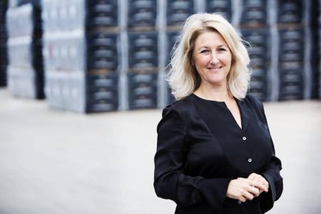 Nathali Donatz, Group Marketing Director bei Vandersanden: „Together to Zero ist ein Versprechen, das wir kompromisslos einhalten werden. Mit diesen Ambitionen warten nicht bis morgen, sondern handeln jetzt. Und wir rufen alle Partner auf, mit uns auf diesen Expresszug aufzuspringen.“ (c) Vandersanden