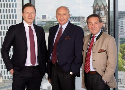 von links nach rechts: Vorstand Daniel Herrmann, Dr. Jürgen Leibfried, Gründer, Miteigentümer und Vorstand der BAUWERT AG und Michael Staudinger, Miteigentümer und BAUWERT-Vorstand / Bildrechte: BAUWERT/Maren Schulz