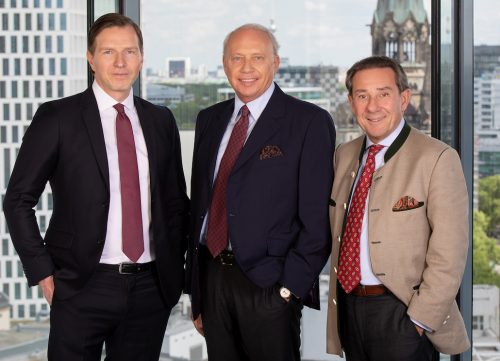 von links nach rechts: Vorstand Daniel Herrmann, Dr. Jürgen Leibfried, Gründer, Miteigentümer und Vorstand der BAUWERT AG und Michael Staudinger, Miteigentümer und BAUWERT-Vorstand / Bildrechte: BAUWERT/Maren Schulz