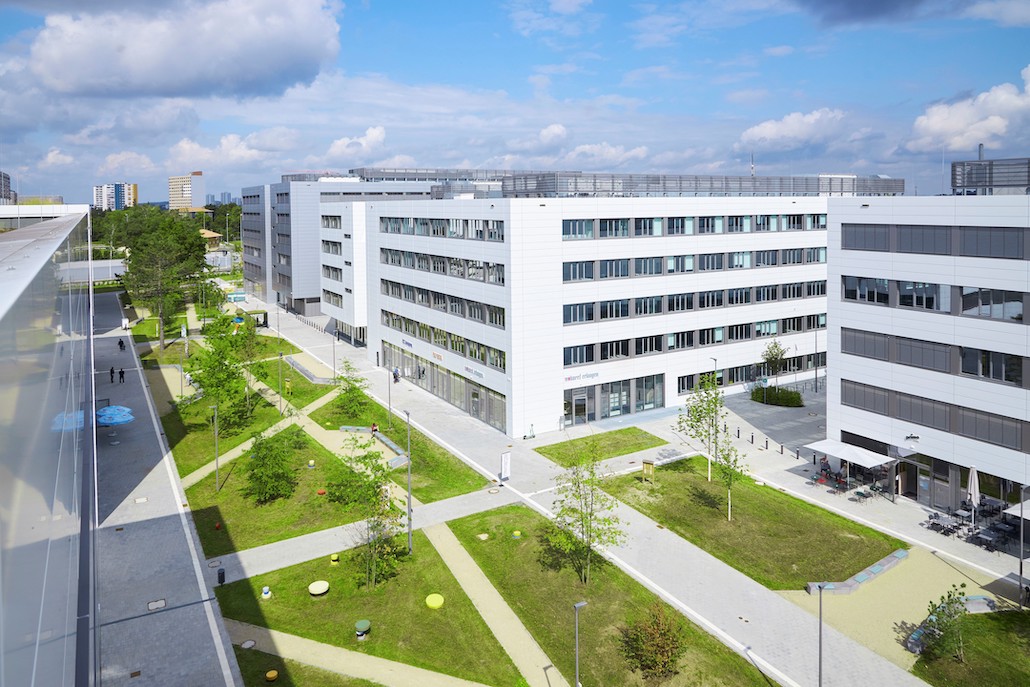 „Unser Ziel war es, einen grünen, lebendigen Siemens Campus zu schaffen, der sich mit der Stadt und dem landschaftlichen Umfeld verzahnt. Wir haben daher den wertvollen Baumbestand erhalten und entlang einer zentralen grünen Achse verdichtet. Entstanden ist ein Netz von begrünten Wegen und Plätzen, das die Bebauung und öffentlichen, kommunikativen Straßenräume ordnet,“ sagte Jürgen Engel, Architekt und Inhaber des Architekturbüros KSP Engel. (c) Siemens AG